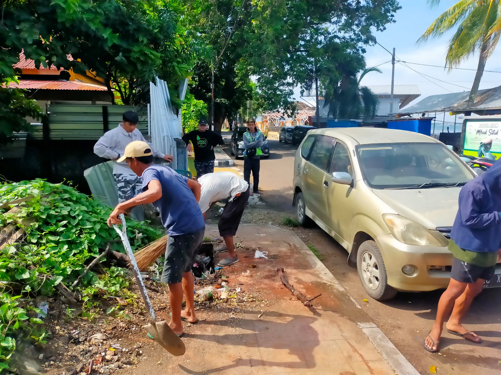 DLH Parepare Bersihkan Area Balai Ainun Habibie dan Pantai Senggol